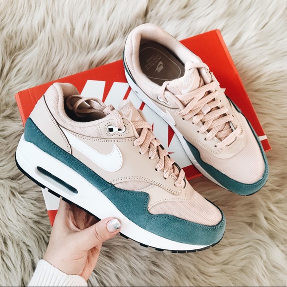 Nike Shoes - Nike air max 1 sneakers